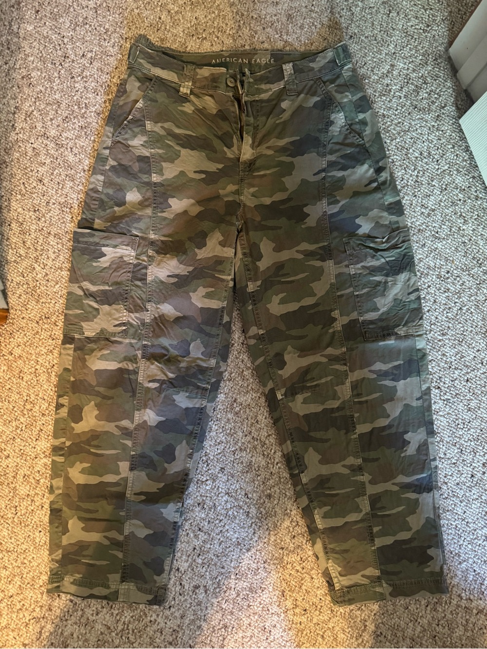 American Eagle Outfitters Camo Cropped Barrel Cargo Pants - Green